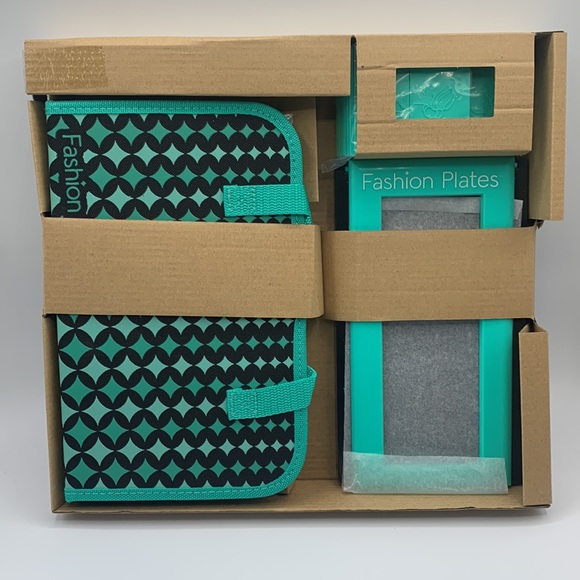 Fashion Plates Deluxe Design Set Classic Mix & Match Fashion Drawing Set & Case - Picture 3 of 3